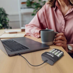 Energizer NiMH Battery Charger USB 4 AA/AAA 4 Batteries AA / HR06 -Vango Store k4fb1fbe8b595e8d50bc5568109aa2833